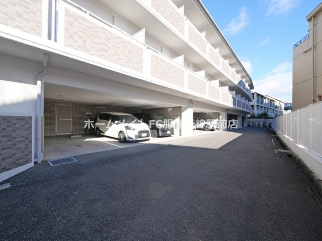 シンフォニーレジデンス柴原の駐車場