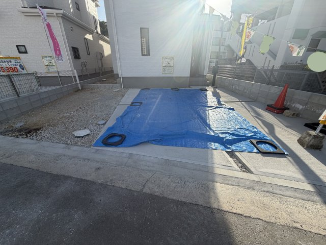 浦添市牧港1丁目（全2棟）A号棟の駐車場|A号棟　並列駐車3台可♪