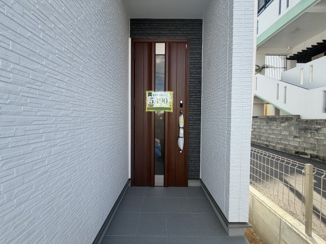 浦添市牧港1丁目（全2棟）A号棟の玄関|A号棟　スマートキー付き♪