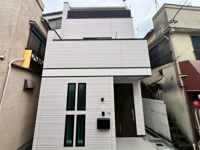【外観】 | 中野区沼袋１丁目　中古戸建て | 洗練されたデザインが街並みに映える、上質な佇まいの外観