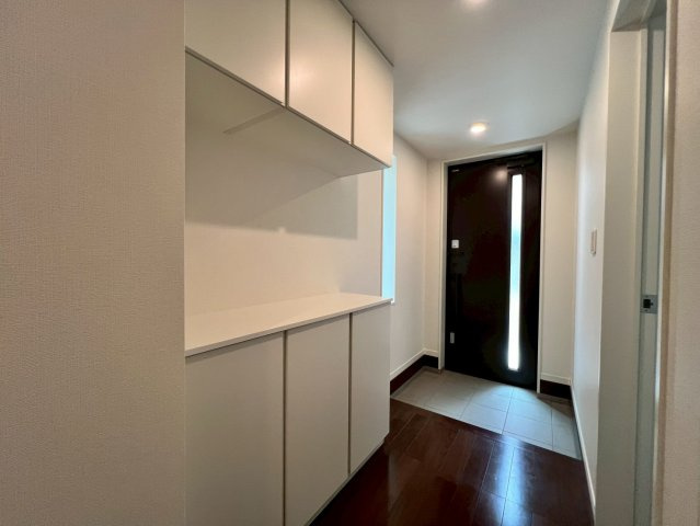 【玄関】 | 中野区沼袋１丁目　中古戸建て | 住まいの第一印象を彩る、上質で美しい玄関空間です