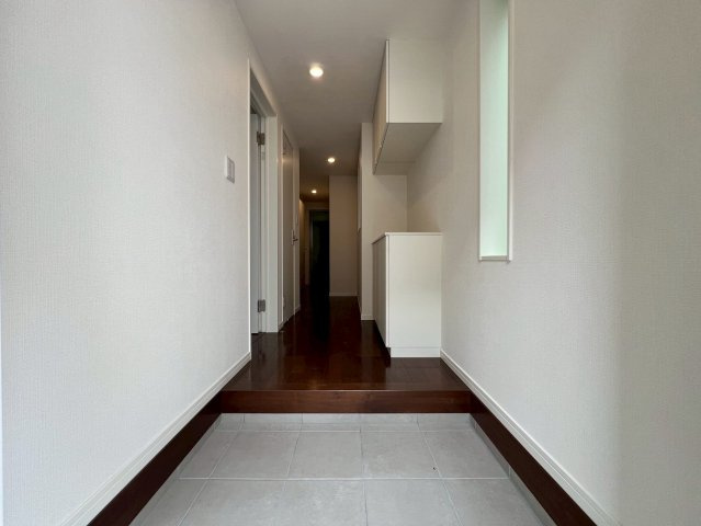 【玄関】 | 中野区沼袋１丁目　中古戸建て | 住まいの顔にふさわしい、上品で落ち着きのある玄関