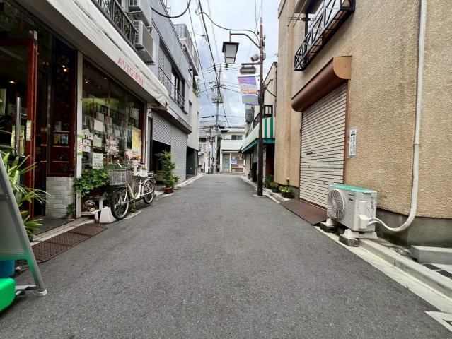 【前面道路含む現地写真】 | 中野区沼袋１丁目　中古戸建て | 前面道路は整然としており、落ち着いた街並みが広がります