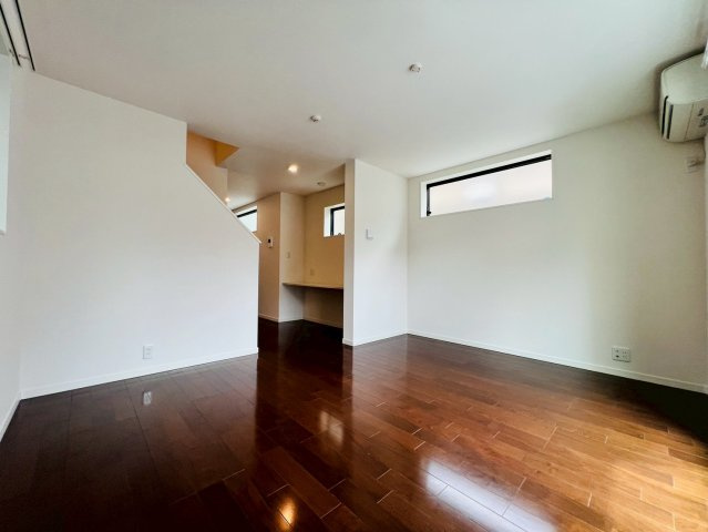 【居間・リビング】 | 中野区沼袋１丁目　中古戸建て | 暮らしの中心にふさわしい、上質で快適なLDKです