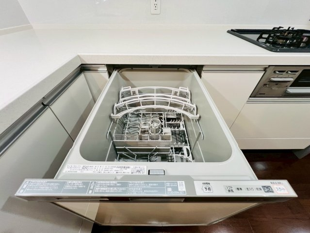 【キッチン】 | 中野区沼袋１丁目　中古戸建て | 毎日の家事負担を軽減する、便利な食洗機を標準装備
