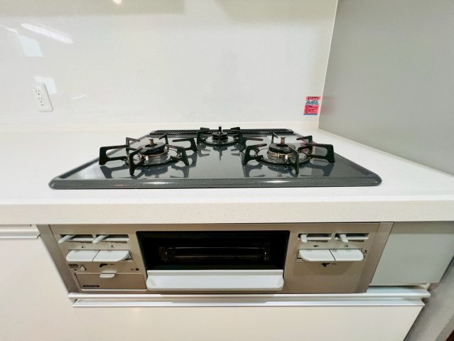 【キッチン】 | 中野区沼袋１丁目　中古戸建て | 複数の料理を同時に楽しめる三口ガスコンロを採用