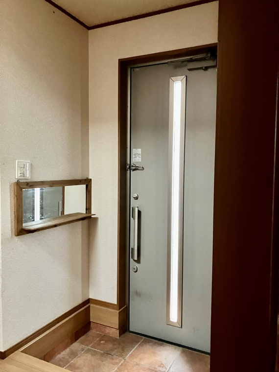 茅ヶ崎市南湖３丁目の一戸建ての玄関