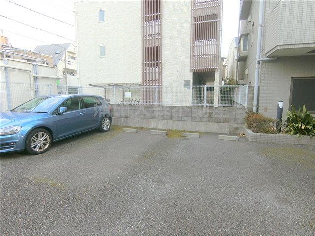 CREA・Hの駐車場