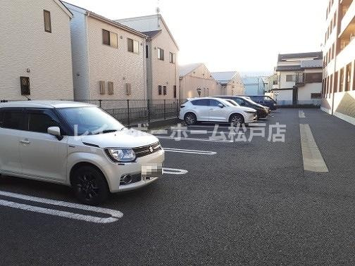 グランドールの駐車場|駐車場があるので、車を買う予定の方も安心です