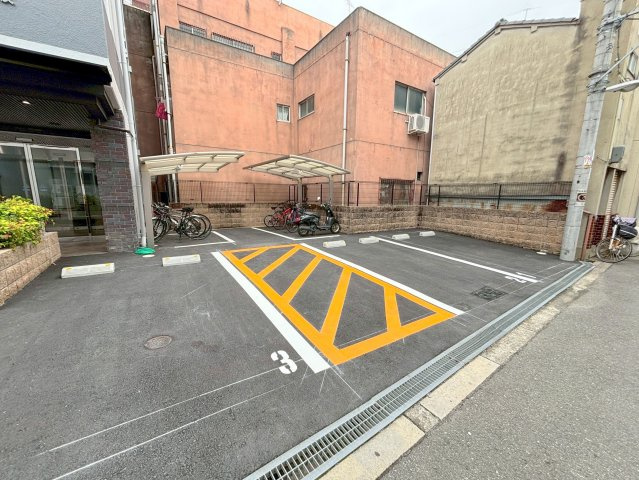 アーキグレイス新大阪の駐車場
