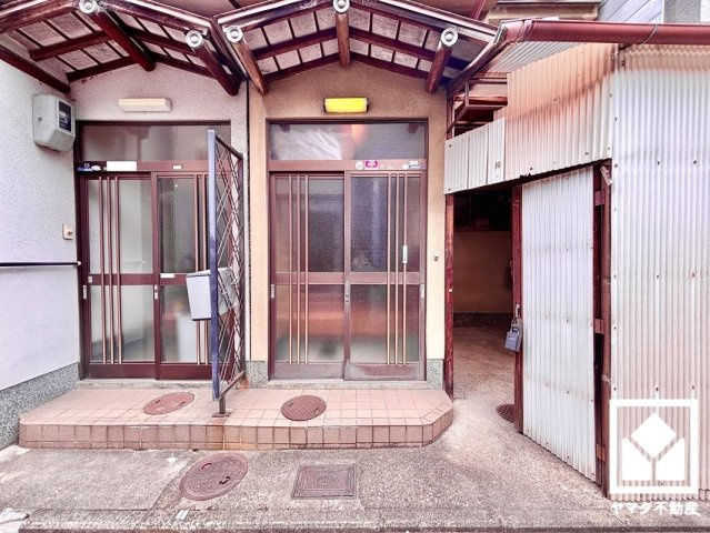 南区東九条南石田町の玄関