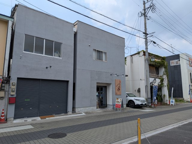 都城市上町の住付店舗の外観
