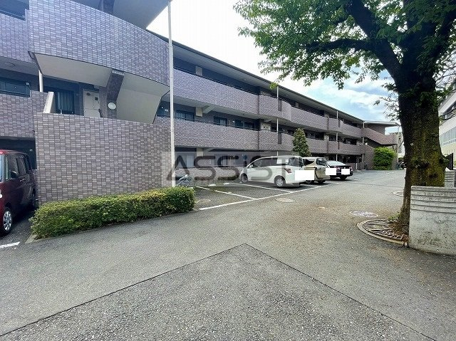 アースフォーガルの駐車場