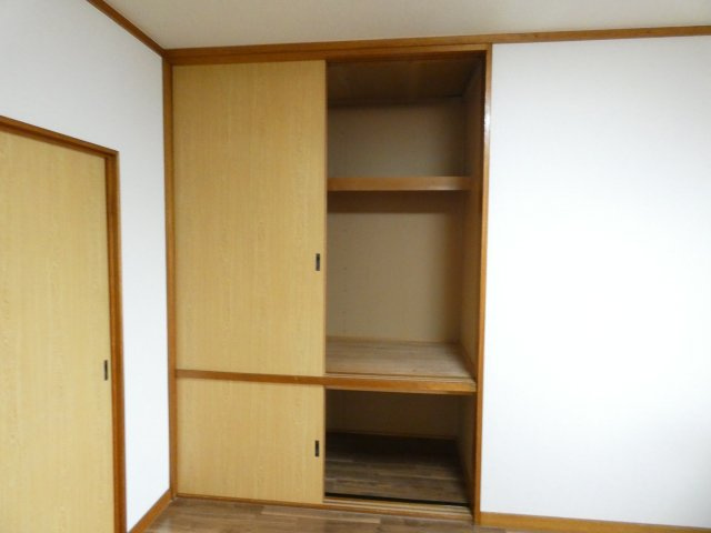 啓西ハイツの洋室