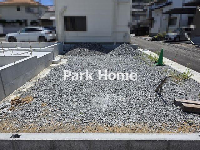 高知市南万々 -D号地- 新築戸建ての駐車場|D号地　2026.7月：建築中