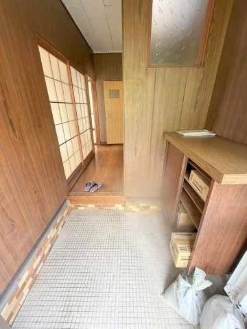 安芸郡府中町桜ケ丘の倉庫の玄関