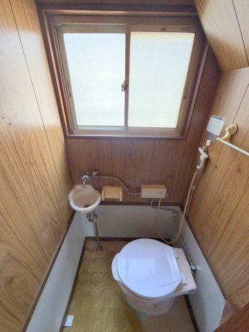 安芸郡府中町桜ケ丘の倉庫のトイレ