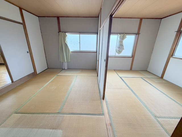安芸郡府中町桜ケ丘の倉庫の和室