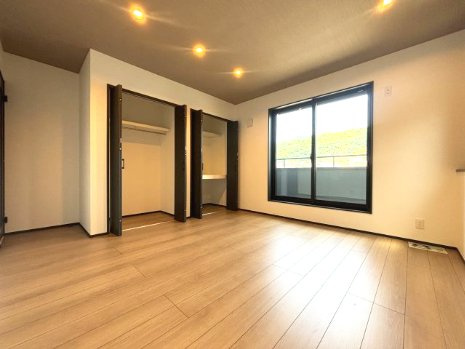 南区丹那町の洋室|ナチュラルな木目調の床が落ち着いた雰囲気を演出。家具の配置もしやすい間取りです。
