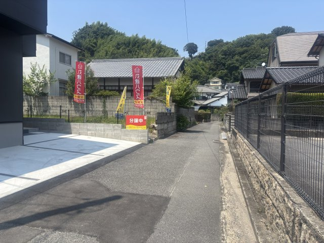南区丹那町の前面道路含む現地写真|落ち着いた住環境で安心して暮らせます。