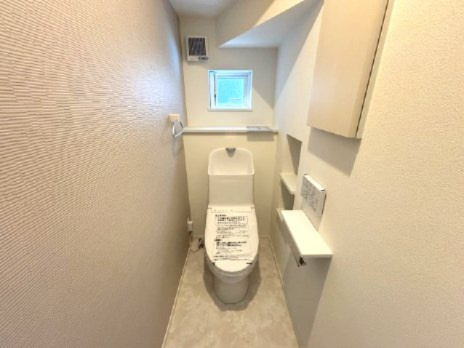 南区丹那町のトイレ|温水洗浄機能付きトイレに手洗い器と収納を備えています。使用後の手洗いやトイレットペーパーの補充を室内で済ませやすく、来客時にもすっきりした状態を保ちやすいです。