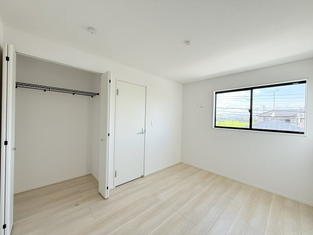 磐田市森本　第1の洋室|2階 約6帖の洋室は、二面採光で明るく大きなクローゼットも完備されております。