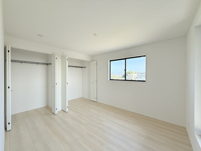 磐田市森本　第1の洋室|2階 約7.7帖の洋室は少し広めで、大きなウォークインクローゼット付き！主寝室としてお使いいただけます☆