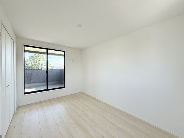 磐田市森本　第1の洋室|2階 約6.7帖の洋室は、バルコニーへ行き来できるお部屋。お子様部屋としていかがでしょうか♪