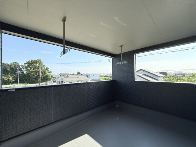 磐田市森本　第1のバルコニー|屋根付きのバルコニーなので、急な雨や陽射しの強い日に干すお洗濯物の色褪せを、防いでくれますね☆