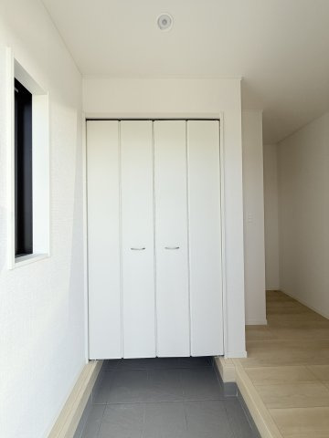 磐田市森本　第1の玄関|コンパクトな玄関には大きなシューズBOXが備わっており、沢山収納できそうですよ♫