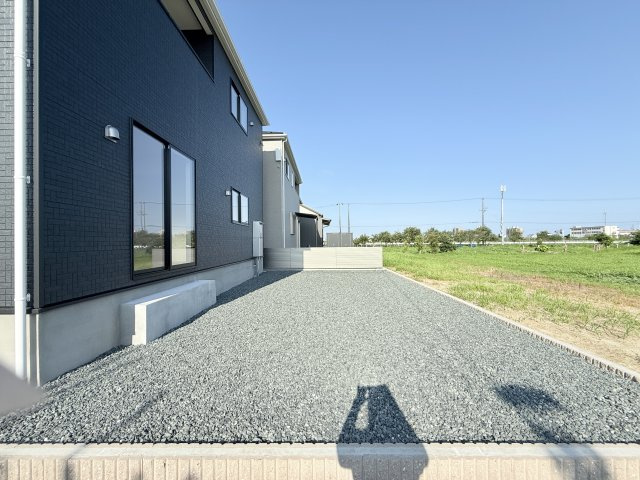磐田市森本　第1の庭|屋外にはちょっとしたお庭スペースがあり、親子でガーデニングやお子様用プールなどで楽しんでみてはいかがでしょうか☆