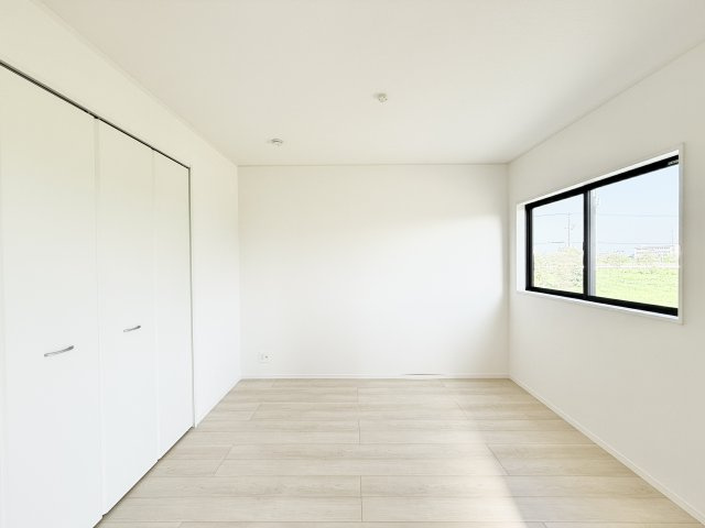 磐田市森本　第1の洋室|リビング隣の約5.2帖の洋室は、在宅ワーク部屋や趣味のお部屋、来客用のお部屋と使い方は自由♫