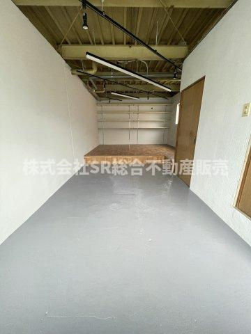 横小路町5丁目中古戸建の駐車場|お車をお持ちの方には必要な駐車場はシャッター付車庫1台分（車種による）です！
ガレージハウスとしても使えるので車・バイク好きの方に特にオススメ◎