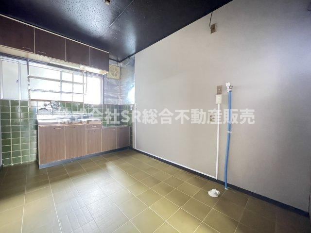 横小路町5丁目中古戸建のキッチン|ダイニングテーブルも置けるスペースがございます！