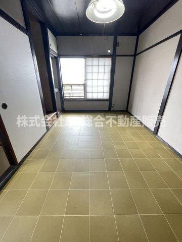 横小路町5丁目中古戸建の洋室|バルコニーに面した明るい洋室です！