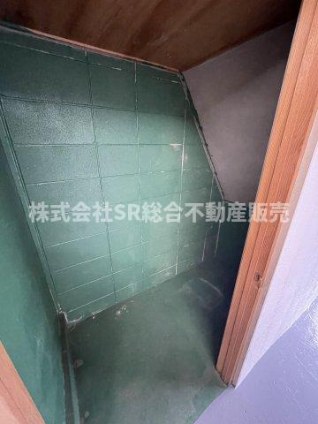 横小路町5丁目中古戸建の収納|デッドスペースになりがちな階段下にも収納がございます！