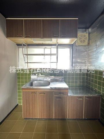横小路町5丁目中古戸建のキッチン|上部にも収納がある便利なキッチンスペースです！