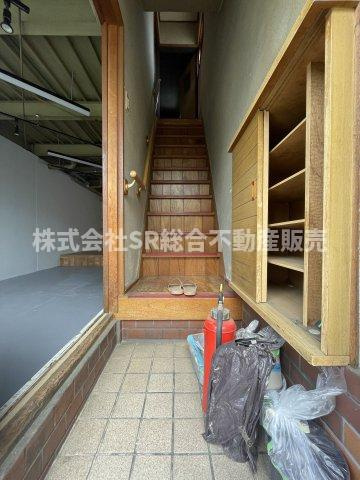 横小路町5丁目中古戸建の玄関|玄関にはシューズボックスもございます！
