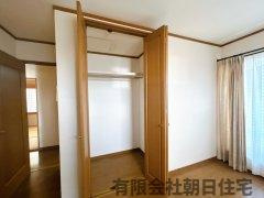 【収納】 | 東生馬町中古戸建 | 【2階洋室収納現況写真】洋服を掛けられる収納があるといいですね。