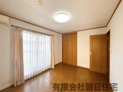 【居間・リビング】 | 東生馬町中古戸建 | ベランダ付きのお部屋になります。お子様のお部屋にいかがですか。クリーニングをしてお引渡しいたします。