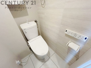 温水洗浄便座付トイレは温水洗浄機能により、暖かい水でおしりを洗浄することができ、冷たい水を使う従来の便座に比べ、温水洗浄機能で暖かいトイレを提供し、快適な使用を可能にします。