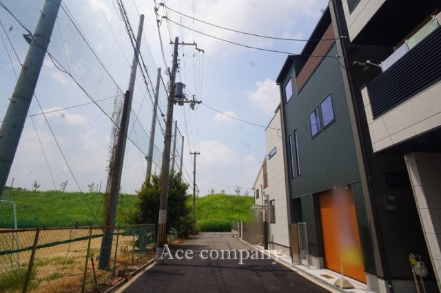 【前面道路含む現地写真】 | 東住吉区住道矢田3丁目　【1号地/全2棟】 | 【前面道路：幅員5.3ｍ☆】前道はグラウンドで開放感のある立地です☆
