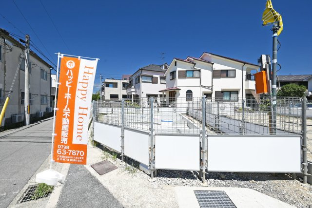 鈴原町9丁目新築一戸建て全3区画│3LDK+駐車1台可の外観|開放感あふれる間口広々の角地。陽当たり・風通しに優れ、ゆとりある敷地が魅力です。