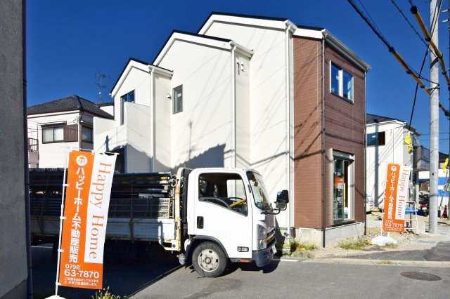 鈴原町9丁目新築一戸建て全3区画│3LDK+駐車1台可の外観|1号地現地外観写真です。
開放感あふれる間口広々の角地。陽当たり・風通しに優れ、ゆとりある敷地が魅力です。
