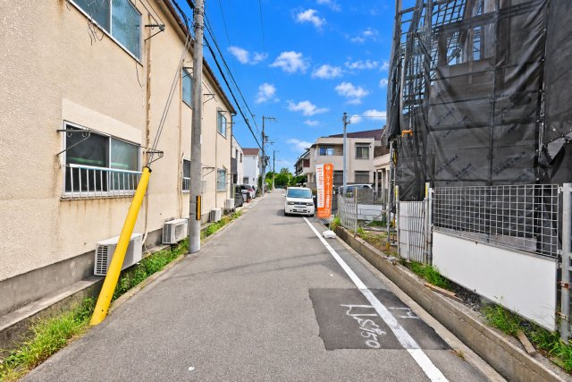 鈴原町9丁目新築一戸建て全3区画│3LDK+駐車1台可の前面道路含む現地写真|西側道路は約5ｍ幅です。