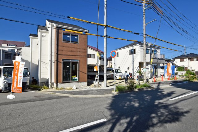 鈴原町9丁目新築一戸建て全3区画│3LDK+駐車1台可の外観|間口が広く、前面道路もゆったりしているため、開放感のある住環境。駐車や車の出し入れもスムーズに行えます。
