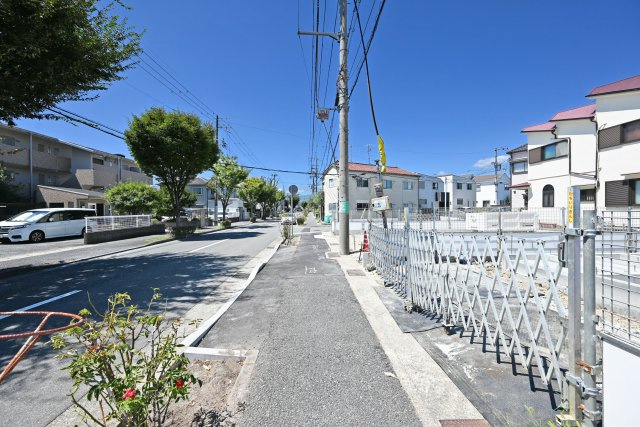鈴原町9丁目新築一戸建て全3区画│3LDK+駐車1台可の前面道路含む現地写真|現地角側から撮影した前面道路含む、現地外観写真です。