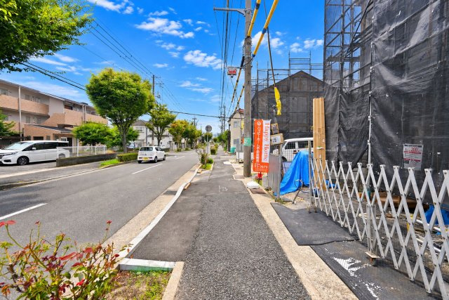 鈴原町9丁目新築一戸建て全3区画│3LDK+駐車1台可の外観|現地東側から西向きに向かって撮影した前面道路写真です。