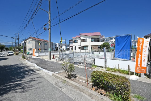 鈴原町9丁目新築一戸建て全3区画│3LDK+駐車1台可の前面道路含む現地写真|西側道路は約5ｍ幅です。