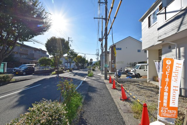 鈴原町9丁目新築一戸建て全3区画│3LDK+駐車1台可の前面道路含む現地写真|現地東側から西向きに向かって撮影した前面道路写真です。